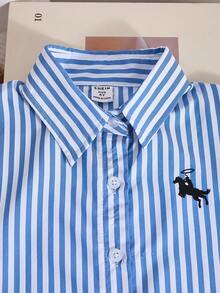 SHEIN Casuvi Kids 1套年轻男孩休闲蓝白条纹Polo领衬衫搭配深蓝色阔腿牛仔裤（开衩袖口设计），常规厚度，日常穿着，春秋季