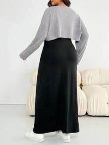 SHEIN Essnce Bộ đồ hai mảnh dành cho nữ cỡ lớn, phong cách thường ngày, rộng rãi, thoải mái, gồm áo croptop dài tay màu xám và áo vest dài màu đen, thích hợp mặc đi sân bay mùa xuân. - Màu Xám nhạt - Xem 2