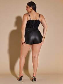 SHEIN X Phaith Montoya SHEIN BAE Asymmetrische Kunstleder-Shorts in Schwarz für Große Größen, geeignet für Halloween, Lässig Wear, Dates, Herbst/Winter, Büro, Club, sexy Frauen, Arbeit, Geburtstag, Abendtermin, Reise Flughafen, Halloween Kostüme, Herbst Große Größen, Herbst, Rückkehr zur Schule, Y2K, Herbstmode, Herbst, Kostüm/Herbst, Abschluss