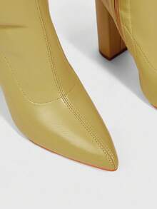 Daringsoles 尖头粗高跟秋冬靴，弹力紧身黑色侧拉链性感女式过膝皮靴 - 芥末黃 - 查看 9