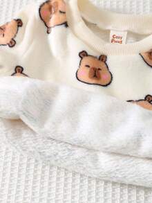 Cozy Pixies 2 件婴幼儿水豚和熊图案针织柔软圆领长袖运动衫和松紧腰厚裤套装，秋冬保暖室内服装 - 彩色 - 查看 6