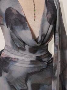 SHEIN ICON Vestido mini de mujer con cuello drapeado, mangas acampanadas y estampado de teñido anudado de mármol - Gris - Ver 7