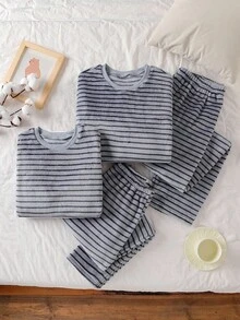 SHEIN 2 件男童厚羊毛条纹长袖上衣和裤子休闲家居服套装，秋冬 - 灰色 - 查看 1