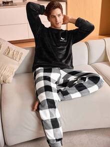 Manfinity Underwear&Sleepwear Basics 2pcs Plaid Crew Neck Long Sleeve Top & Pants Flannel Men's Fluffy Pajama Set (Soft & Comfortable Men's Sleepwear Set), Fall Winter Clothes, Cozy