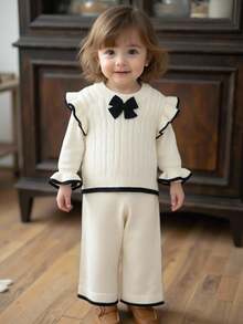 SHEIN Vintaside Kids 女嬰針織套裝 2 件組 白色 秋冬可愛 親子穿搭 圓領長袖 蝴蝶結麻花編織套衫與寬腿褲 - 杏色 - 查看 3