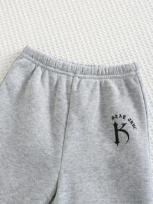 SHEIN 2 件套男童/女童休闲运动字母图案口袋连帽衫和松紧腰裤套装，适合秋冬季 - 淺灰色 - 查看 5