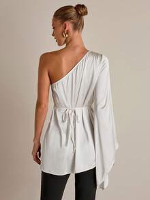 COSMINA Blusa de mujer de unicolor con un hombro, mangas acampanadas, plisada y con decoración metálica de moda