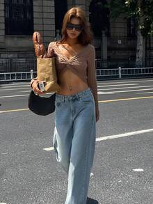 DAZY كنزة نسائية قصيرة مثيرة بفتحة رقبة على شكل حرف V وتصميم أمامي ملتوي مع فتحات جانبية للعطلات - بني - مشاهدة 4