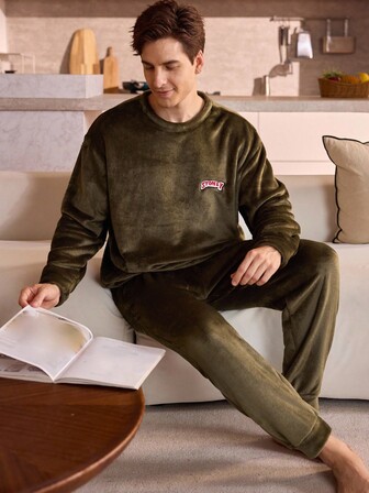 Manfinity Underwear&Sleepwear Basics 2pcs Retro Military Green Crew Neck Long Sleeve Top & Long Pants Flannel Fluffy Pajama Set For Men (Soft & Comfortable Loungewear), Fall Winter Clothes, Cozy