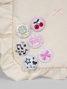 ROMWE Kawaii 6 chiếc 4,4 cm/1,74 inch phong cách Y2K hình quả anh đào, ghi chú, nơ, cỏ ba lá, họa tiết ngôi sao, ghim cài áo trang trí, huy hiệu, nút, có thể dùng để may trên quần áo, túi xách, ba lô, vật dụng, quà tặng tuyệt vời cho bạn bè và gia đình - Đen và trắng - Xem 7