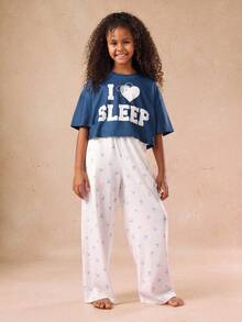 Bộ đồ ngủ thoải mái SUMWON dành cho bé gái với áo croptop màu xanh navy in hình "I Love Sleep" và quần ống rộng màu trắng có nơ. Bộ đồ ngủ thích hợp cho cả mặc thường ngày và đi nghỉ mát. - Màu xanh hải quân - Xem 1
