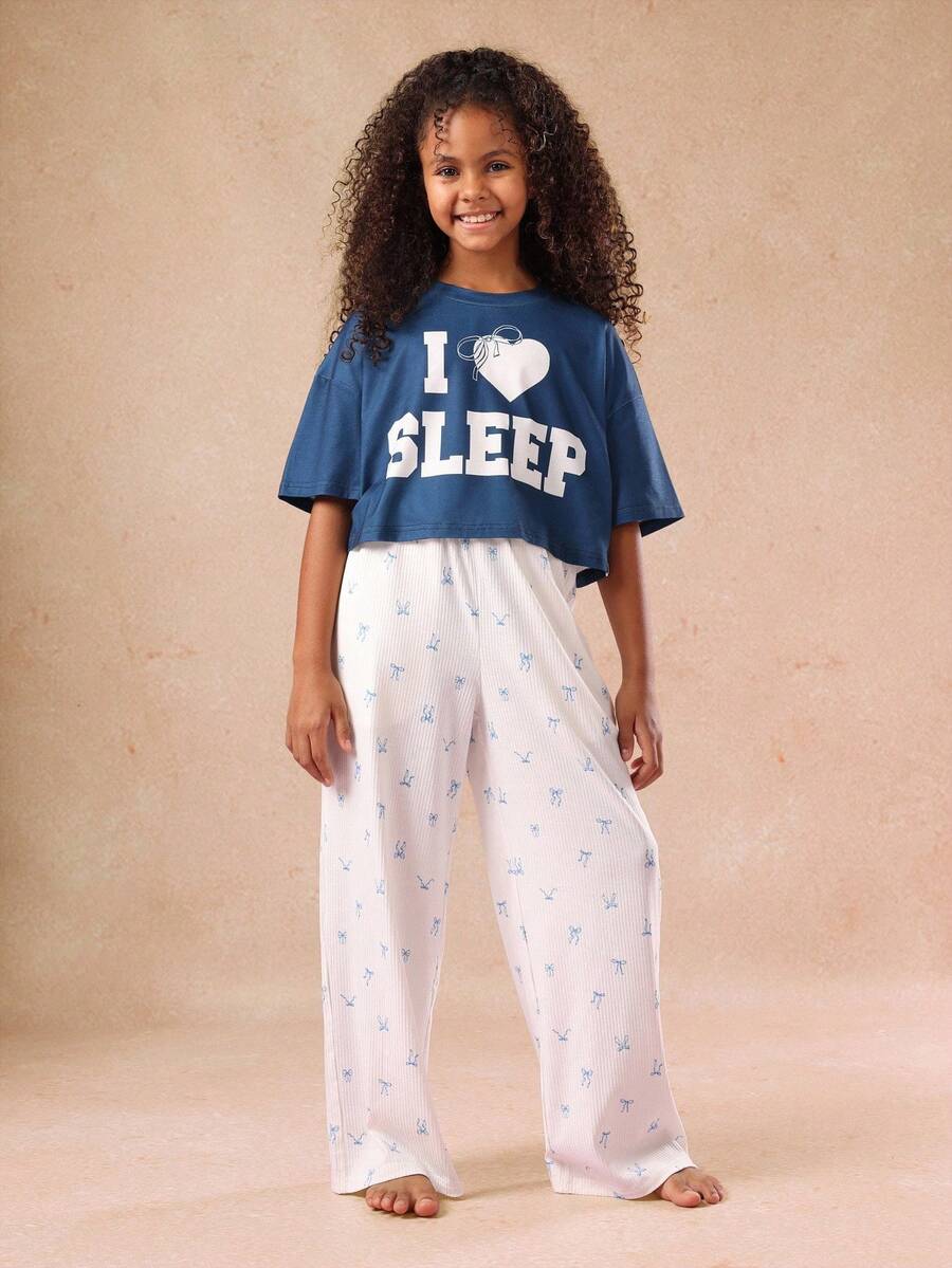 Bộ đồ ngủ thoải mái SUMWON dành cho bé gái với áo croptop màu xanh navy in hình "I Love Sleep" và quần ống rộng màu trắng có nơ. Bộ đồ ngủ thích hợp cho cả mặc thường ngày và đi nghỉ mát. - Màu xanh hải quân - Xem 1