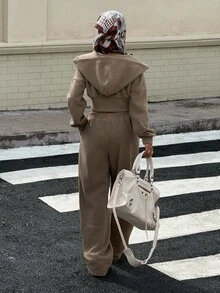 SHEIN EZwear 新款秋季服装棕色拉链连帽衫和裤子时尚女士套装 2 件套，女士棕色运动短款连帽衫和运动裤棕色两件套，秋季服装 - 摩卡棕 - 查看 3