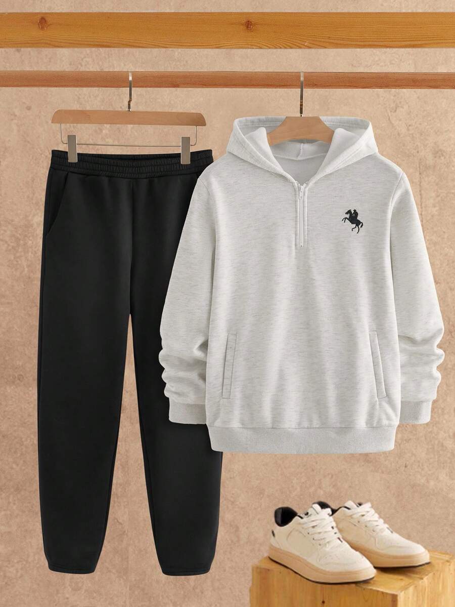 Manfinity NXTstreet 男士骑士刺绣半拉链连帽衫和运动裤休闲运动服套装，秋季服装，冬季服装 - 灰色 - 查看 1