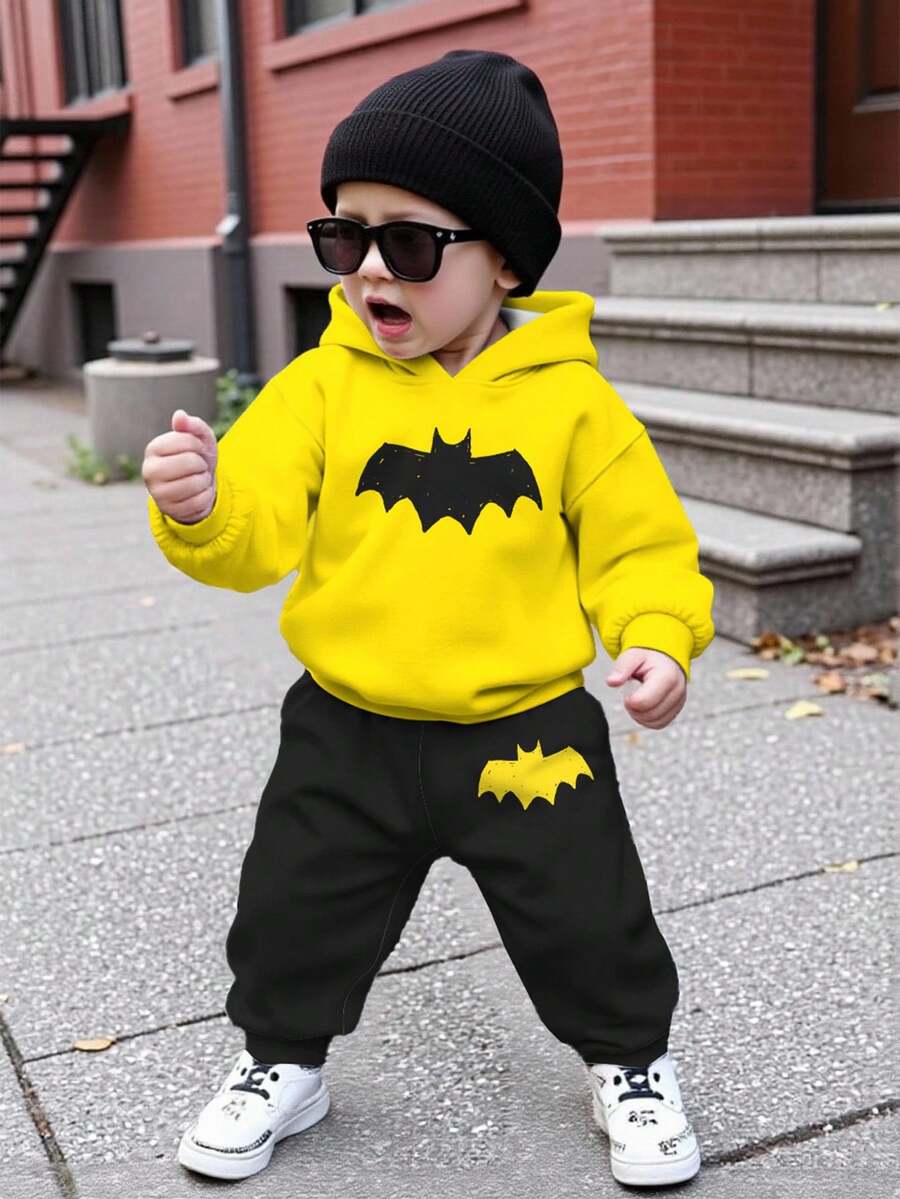 BATMAN X SHEIN 小男孩休闲时尚街头蝙蝠标志印花落肩宽松连帽衫和运动裤套装，秋冬 - 彩色 - 查看 1