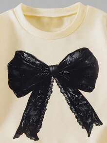 SHEIN 1 Set de Moda Casual para Niñas Preadolescentes, Conjunto Dulce y Lindo con Sudadera Cuello Redondo con Estampado de Lazo Falso y Pantalones Acampanados Negros, Nuevo para Otoño/Invierno, Sudadera Caqui + Pantalones Acampanados, Conjunto de 2 Piezas con Lazo - Multicolor - Ver 5