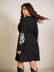 Elaquor فستان كاجوال للعطلات مطرز بالزهور مع ياقة مقطوعة للمقاسات الكبيرة