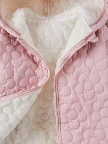 SHEIN Casaco Acolchoado com Capuz Casual Versátil e Fofo para Meninas, Design Acolchoado Floral, Punhos Canelados Rosas, Adequado para Escola, Transporte, Passeio, Caminhada, Adequado para as Estações de Outono/Inverno, Pode Ser Combinado com Suéteres de Manga Longa e Calças - Rosa chiclete - Visão 4