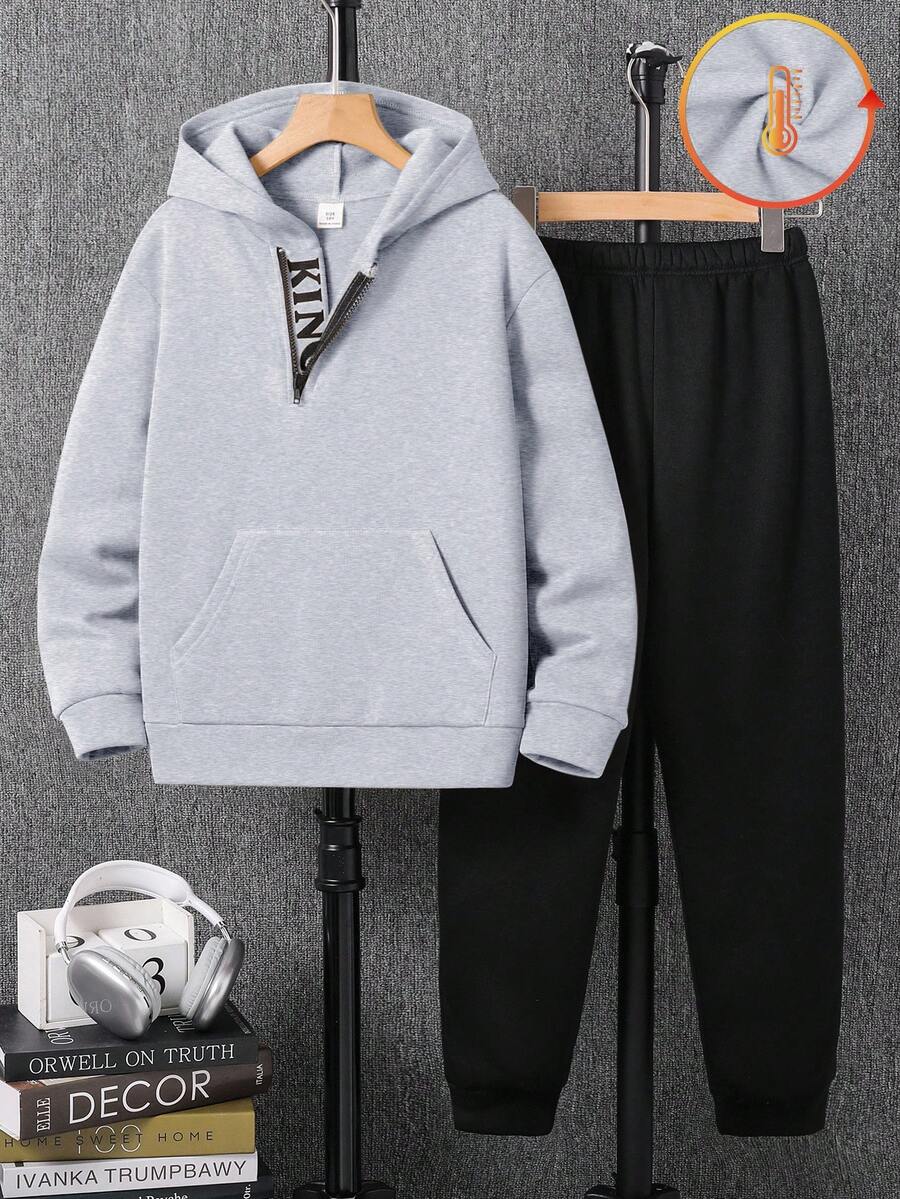 SHEIN 2 件套青少年男孩休闲百搭字母图案斜襟连帽衫和黑色裤子套装,适合秋冬休闲、户外、学校、派对 - 淺灰色 - 查看 1