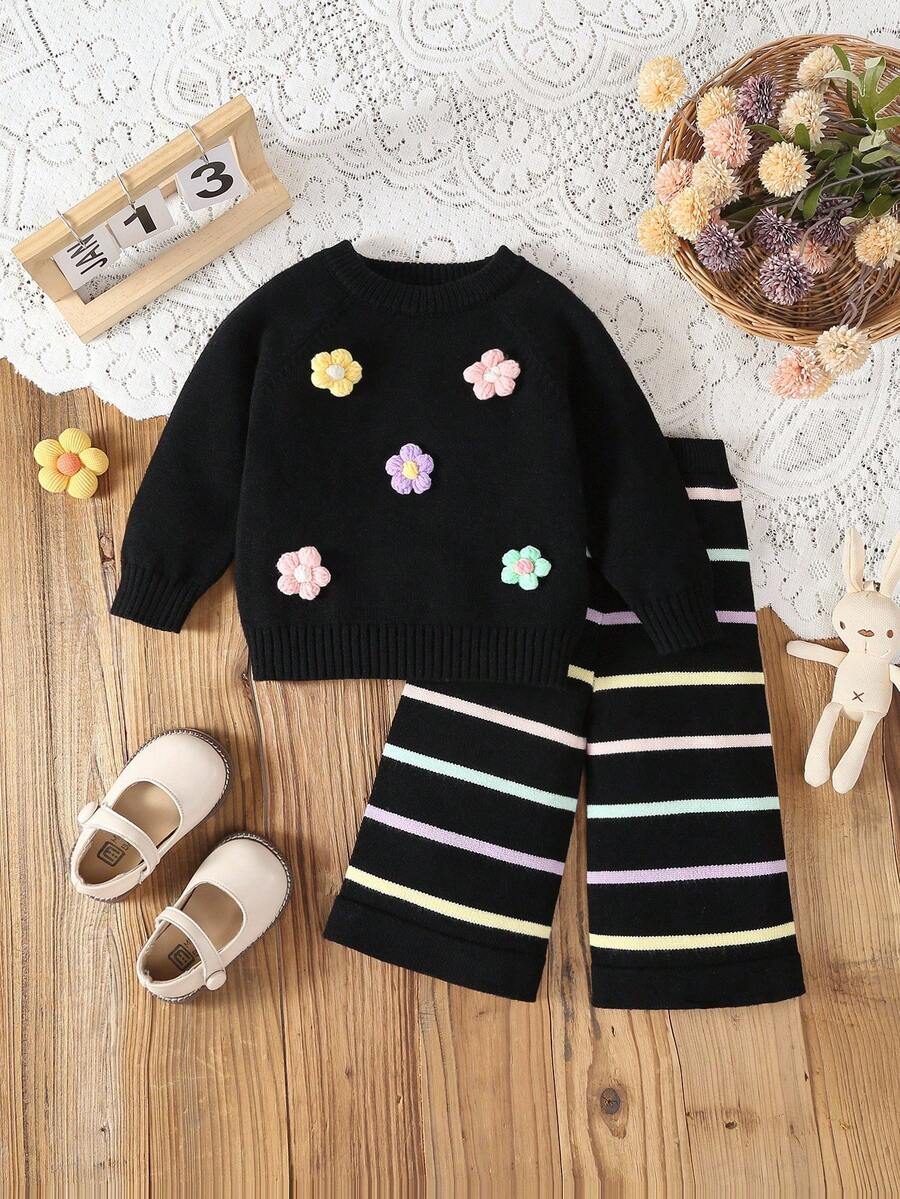 SHEIN 女婴针织毛衣和条纹裤两件套,优雅时尚,舒适耐穿,适合秋冬季节,休闲、居家、户外和旅行皆宜。女婴针织套装,女婴毛衣套装,女婴花朵套装,女婴冬季两件套针织套装。 - 黑色 - 查看 1