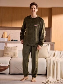 Manfinity ChillVibe 男士复古军绿色圆领长袖上衣+长裤法兰绒蓬松睡衣套装（2件套），柔软舒适，适合秋冬季节穿着，温暖舒适 - 綠色 - 查看 3