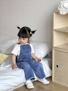 SHEIN 女婴 3D 蝴蝶结装饰蓝色牛仔背带裤、女童春夏休闲度假乡村波西米亚风服饰、女童沙滩装、女童西部街头装、春假装、狂欢装节日牛仔背带裤、女童度假装 - 深色水洗藍 - 查看 4