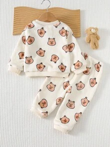 Cozy Pixies 2 件婴幼儿水豚和熊图案针织柔软圆领长袖运动衫和松紧腰厚裤套装，秋冬保暖室内服装 - 彩色 - 查看 2