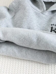 SHEIN 2 件套男童/女童休闲运动字母图案口袋连帽衫和松紧腰裤套装，适合秋冬季 - 淺灰色 - 查看 6