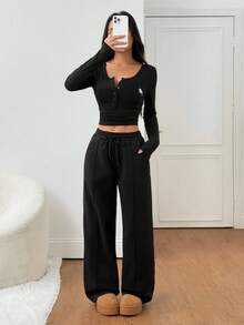 SHEIN PETITE 鹅卵石缝线细节直筒运动裤，适合毕业季、返校季、毕业典礼、教师节、黑色阔腿裤、感恩节等场合。