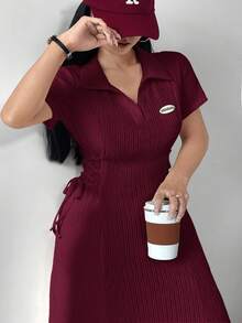 Modelyn 大码女式 Polo 领纹理面料收腰字母印花休闲短袖连衣裙 - 酒紅色 - 查看 7