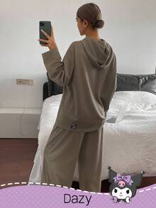 HELLO KITTY AND FRIENDS | SHEIN DAZY طقم ملابس علوية مقنعة وبنطلون بنمط كرتوني مطبوع، مرتخي، ملابس منزلية مريحة للخريف والشتاء