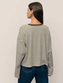 Nöista 条纹长袖宽松上衣，版型柔软，易于叠穿，是秋季和冬季的理想之选。无论是休闲派对、轻松的婚礼宾客造型，还是圣诞节、新年聚会，甚至是万圣节或角色扮演的轻松装扮，它都能完美胜任。 - 軍綠色 - 查看 2