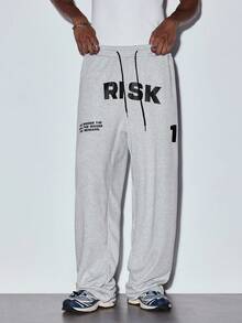 MODCRASH Herren Streetstyle Textgrafik Locker geschnittene gerade Jogginghose, Emo Frühling bis Sommer, Retro Amerikanisch, Unisex, Relaxed Fit Sommeroutfits - Geeignet für den täglichen Gebrauch und Sommerferienoutfits. - Hellgrau - Übersicht 2