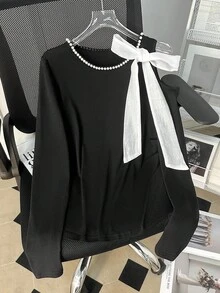 GlowEve Elegantes Damen T-Shirt mit schwarzer Perlenkette, weißer Schleife und offenem Schulterbereich - Schwarz und Weiss - Übersicht 1