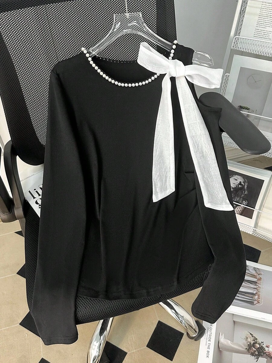 GlowEve Elegantes Damen T-Shirt mit schwarzer Perlenkette, weißer Schleife und offenem Schulterbereich - Schwarz und Weiss - Übersicht 1