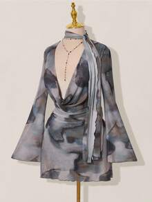 SHEIN ICON Vestido mini de mujer con cuello drapeado, mangas acampanadas y estampado de teñido anudado de mármol - Gris - Ver 3