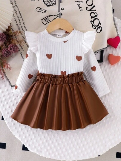 Elladie kids 两件套幼儿秋季长袖圆领荷叶袖爱心印花卡其色上衣和纯黑色半裙套装，复古日常穿搭秋冬