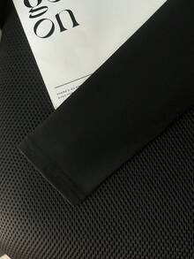 GlowEve Elegantes Damen T-Shirt mit schwarzer Perlenkette, weißer Schleife und offenem Schulterbereich - Schwarz und Weiss - Übersicht 5