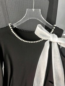 GlowEve Elegantes Damen T-Shirt mit schwarzer Perlenkette, weißer Schleife und offenem Schulterbereich - Schwarz und Weiss - Übersicht 6