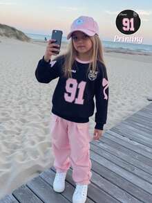 Tween Girls Spring/Autumn Casual Sweatsuit, Retro American Style Pink Numeric & English Letter Bow Print Knit Fabric Crew Neck Long Sleeve Sweatshirt Paired With Solid Pink Woven Fabric Fashionable Cargo Pants 2 Pieces Set, Suitable For Back To School, Daily Casual, Outdoor, Travel, Photography, Y2K Street Style Fall Winter