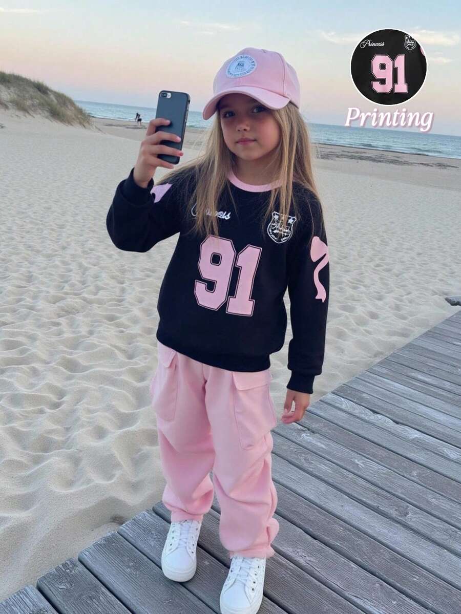 Tween Girls Spring/Autumn Casual Sweatsuit, Retro American Style Pink Numeric & English Letter Bow Print Knit Fabric Crew Neck Long Sleeve Sweatshirt Paired With Solid Pink Woven Fabric Fashionable Cargo Pants 2 Pieces Set, Suitable For Back To School, Daily Casual, Outdoor, Travel, Photography, Y2K Street Style Fall Winter