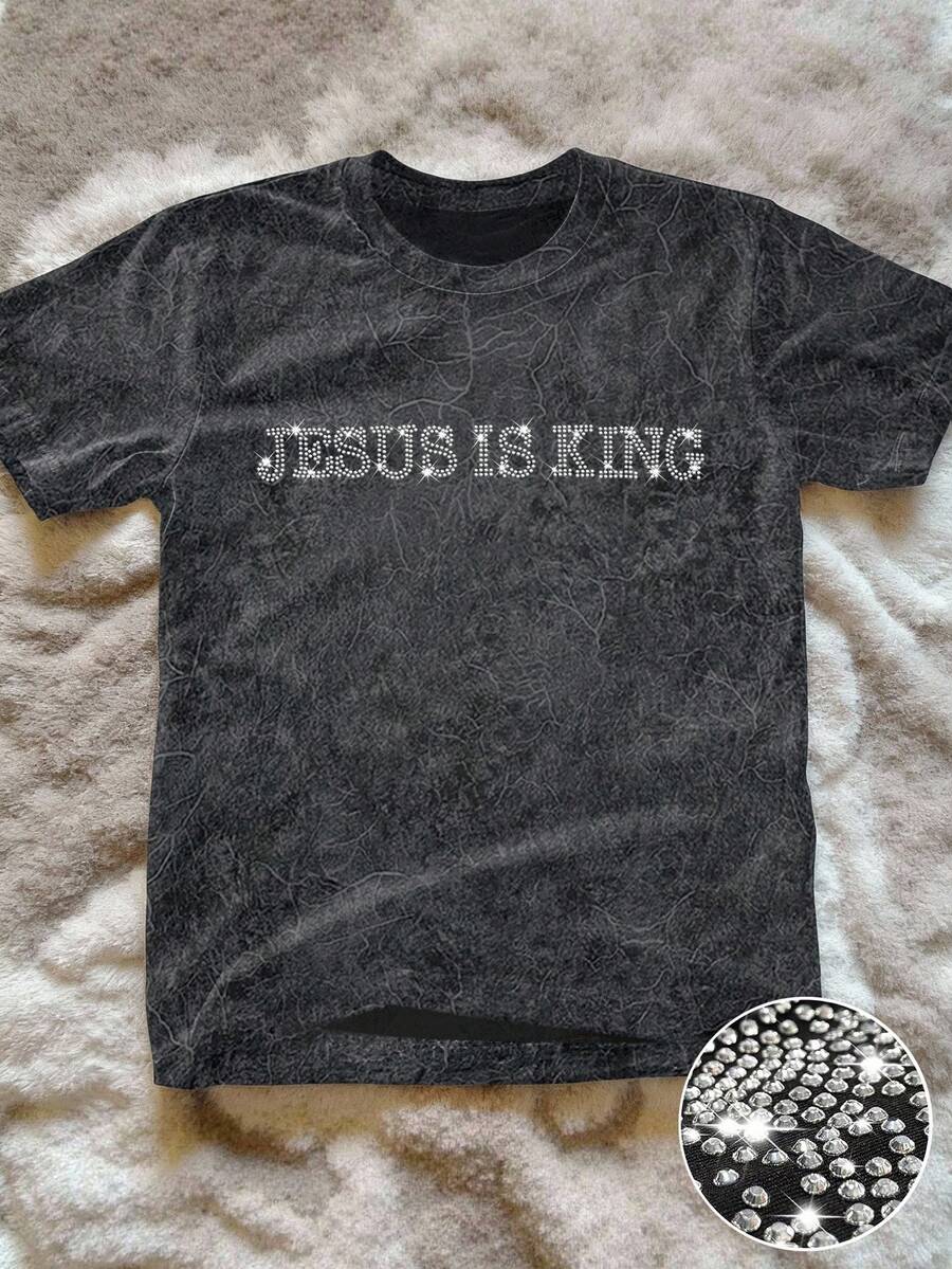 Manfinity Dauomo JESUS IS KING 水钻图案 T 恤,男士圆领短袖雪花纹理舒适宽松上衣,适合日常穿着 - 黑色 - 查看 1