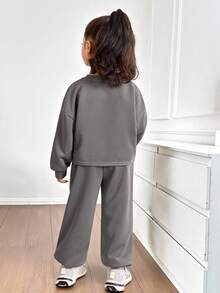 SHEIN 2 件套年轻女孩休闲街头风格卡通肖像印花宽松圆领长袖运动衫和口袋运动裤运动服，铁灰色 - 灰色 - 查看 2