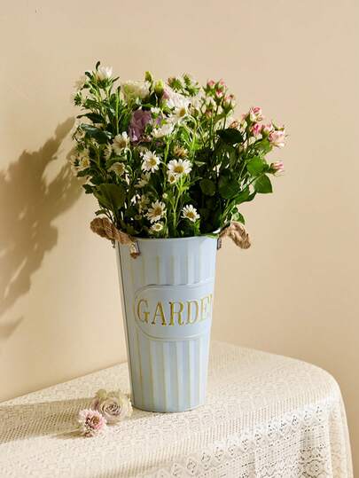 Cirelle 1 pieza Jarrón/Cesta de hierro vintage rústico de tamaño mediano | Contenedor para arreglo floral simulado con asas de cuerda | Decoración de granja de metal para el hogar, jardín, boda campestre, fiesta y festival de primavera