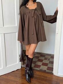 Sunnyshic 女士秋冬度假休闲竹节针织镂空系带褶饰喇叭长袖迷你连衣裙 - 棕色 - 查看 4