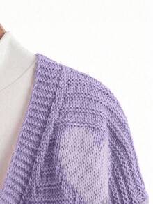 Sparklyn 这款少女针织开衫采用粉色和紫色相间的爱心图案撞色设计，展现甜美可爱的风格。专为少女设计，常规长袖，厚度适中，是春秋两季的理想之选。作为一款针织开衫，它是日常休闲穿搭的首选，满足简约清爽的日常着装需求。秋冬季亦可穿着。 - 彩色 - 查看 3