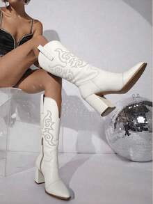 Bota Western para Mujer en Latte y Negro, Tacón Grueso, Punta Fina, Bordado Decorativo, Caña Alta y Cierre Lateral, Estilo Vaquero Moderno para Looks Fashion y Urbanos - Blanco - Ver 3
