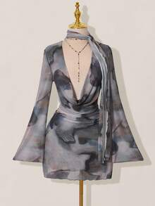 SHEIN ICON Vestido mini de mujer con cuello drapeado, mangas acampanadas y estampado de teñido anudado de mármol - Gris - Ver 1