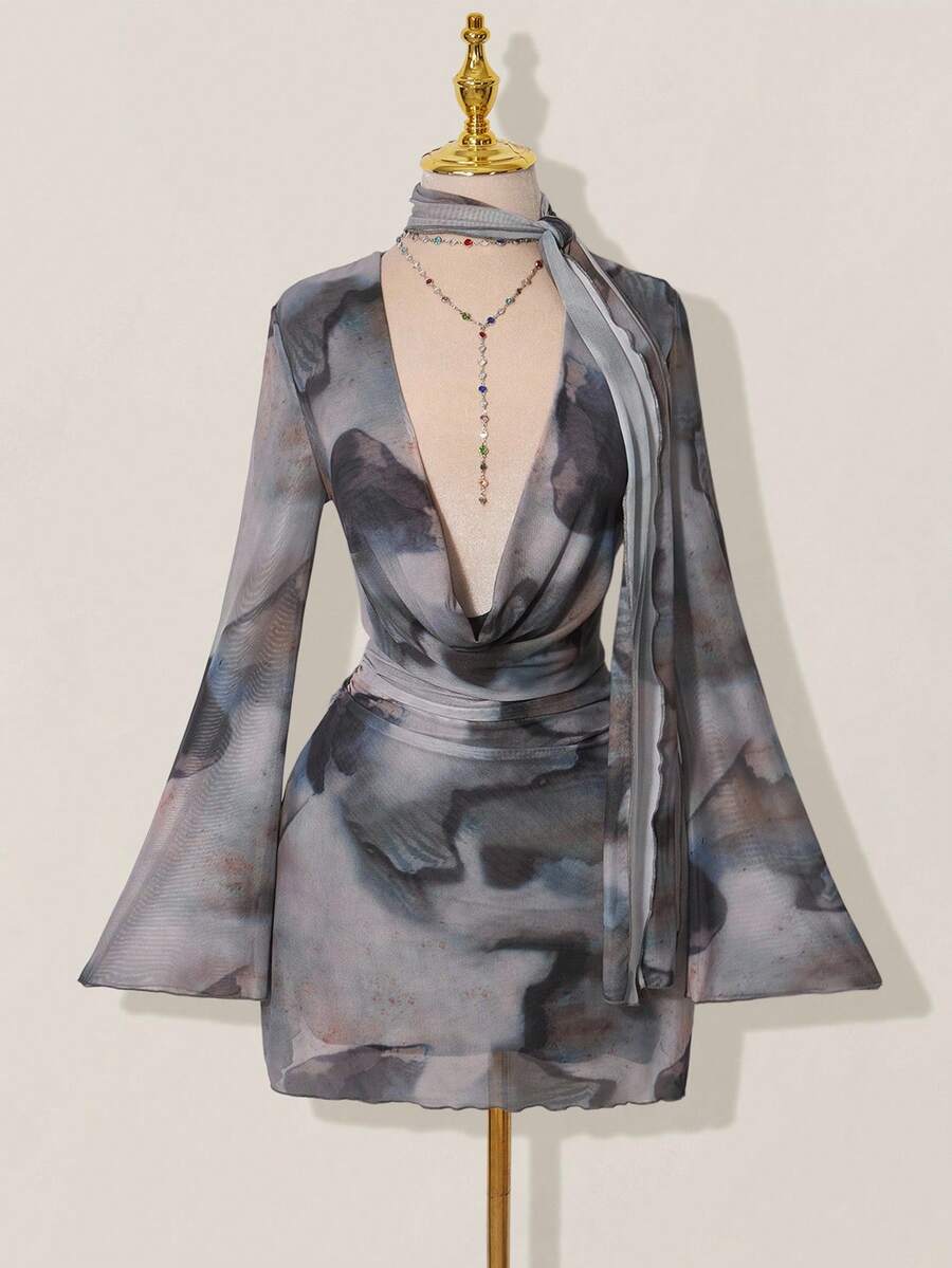 SHEIN ICON Vestido mini de mujer con cuello drapeado, mangas acampanadas y estampado de teñido anudado de mármol - Gris - Ver 1