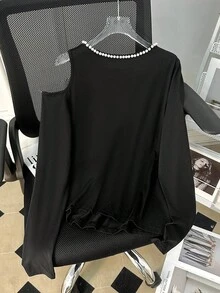 GlowEve Elegantes Damen T-Shirt mit schwarzer Perlenkette, weißer Schleife und offenem Schulterbereich - Schwarz und Weiss - Übersicht 2